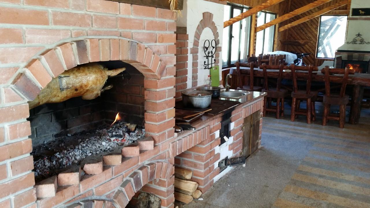 Cabana Barlogul Lupilor Villa Berevoesti Esterno foto